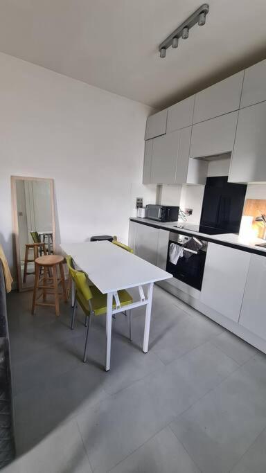 New 3Bed Stylish Apartment With Amazing Transport London Eksteriør bilde